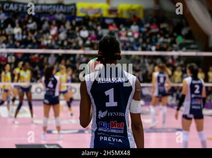 Chieri, Italia. 10 novembre 2021. Rhamat Alhassan di Chieri 76 durante il Volley Italian Series A1 Women Match tra reale Mutua Fenera Chieri vs Imoco Volley Conegliano a PalaFenera, Chieri/Torino il 10 novembre 2021. Photo Nderim Kaceli Credit: Independent Photo Agency/Alamy Live News Foto Stock