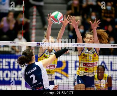 Chieri, Italia. 10 novembre 2021. Helena Cazaute di Chieri 76 durante la partita femminile Volley Serie A1 tra reale Mutua Fenera Chieri e Imoco Volley Conegliano a PalaFenera, Chieri/Torino il 10 novembre 2021. Photo Nderim Kaceli Credit: Independent Photo Agency/Alamy Live News Foto Stock