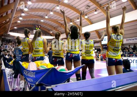 Chieri, Italia. 10 novembre 2021. Il team Imoco Volley durante la partita femminile Volley Serie A1 tra reale Mutua Fenera Chieri e Imoco Volley Conegliano a PalaFenera, Chieri/Torino il 10 novembre 2021. Photo Nderim Kaceli Credit: Independent Photo Agency/Alamy Live News Foto Stock