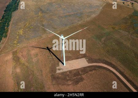 Turbine eoliche in campi verdi vista aerea. Elettricità alternativa, risorse sostenibili, concetto di energia rinnovabile. Foto Stock