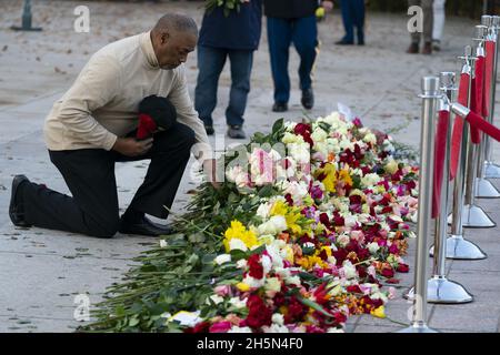 Arlington, Stati Uniti. 10 novembre 2021. Un uomo si inginocchia per mettere i fiori durante un evento commemorativo centenario alla Tomba del Milite Ignoto, nel cimitero nazionale di Arlington, mercoledì 10 novembre 2021, ad Arlington, Virginia. Pool Photo by Alex Brandon/UPI Credit: UPI/Alamy Live News Foto Stock