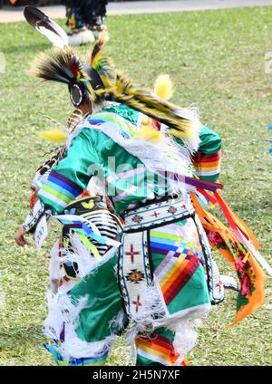 Ballerini indegini al Pow Wow sul Monte McKay a Thunder Bay, Ontario, Canada, il 24 settembre 2021 per la Giornata Nazionale della 'verità e riconciliazione. Foto Stock