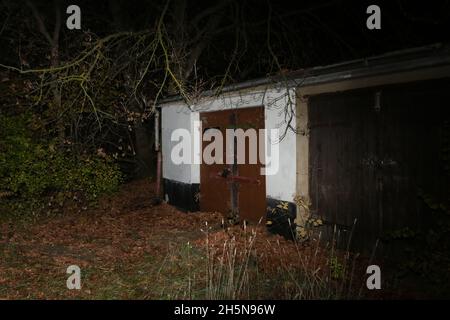 Aschersleben, Germania. 10 novembre 2021. Vista di un garage, la probabile scena del crimine. Meno di una settimana dopo la sua scomparsa, una ragazza di 14 anni è stata trovata morta ad Aschersleben (Sassonia-Anhalt). Secondo una prima valutazione, la polizia assume fallo gioco. La ragazza era stata assente per una settimana. Credit: dpa/dpa-Zentralbild/dpa/Alamy Live News Foto Stock