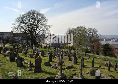 Vista del cortile di St Augustines sul promontorio di Penarth nel Galles UK Foto Stock