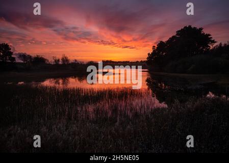 Tramonto a Lindean Loch, vicino a Selkirk, nei confini scozzesi, Scozia, Regno Unito Foto Stock