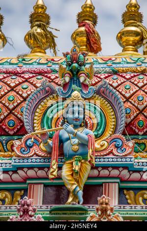 Statua di Krishnan dal gopuram del Tempio di Sri Krishnan. E' un tempio indù a Singapore. Costruito nel 1870 e ammirato come monumento nazionale di Singapore Foto Stock