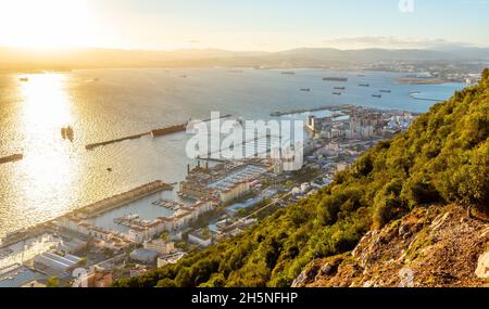 Città di Gibilterra e panorama della baia al tramonto, vista dalla Rocca di Gibilterra Foto Stock