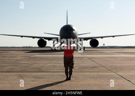 Un aviatore assegnato a 605th Maintenance Squadron marshals in un KC-46A Pegasus su base di giunto McGuire-Dix-Lakehurst, N.J., 9 novembre 2021. Il velivolo sarà gestito e mantenuto dalle Ali 305th e 514th Air Mobility, e riceverà il supporto di installazione dalla 87th Air base Wing. Foto Stock