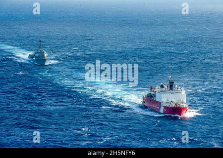 OCEANO ATLANTICO (ott 26, 2021) il rompighiaccio polare USCGC Healy (WAGB 20) e il cacciatorpediniere di missili guidati di classe Arleigh Burke USS Jason Dunham (DDG 109) effettuano un esercizio di passaggio. Lo spiegamento di Healy dimostra l'impegno degli Stati Uniti a garantire un Artico sicuro e sicuro, mentre il personale di taglio viene impiegato per quattro mesi e mezzo per condurre test operativi sul ghiaccio, rafforzare i rapporti con le nazioni partner, proiettare la presenza degli Stati Uniti e proteggere i diritti di sovranità degli Stati Uniti. Jason Dunham opera nell'Oceano Atlantico a sostegno delle operazioni navali per mantenere la stabilità marittima e la sicurezza per l'ENS Foto Stock