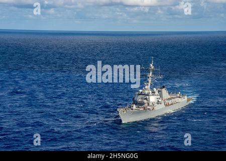 OCEANO ATLANTICO (ott 26, 2021) il cacciatorpediniere missilistico guidato di classe Arleigh Burke USS Jason Dunham (DDG 109) opera nell'Oceano Atlantico a sostegno delle operazioni navali per mantenere la stabilità e la sicurezza marittima al fine di garantire l'accesso, scoraggiare l'aggressione e difendere gli interessi statunitensi, alleati e partner. (STATI UNITI Foto Navy di Seaman Theoplis Stewart II/Released) Foto Stock