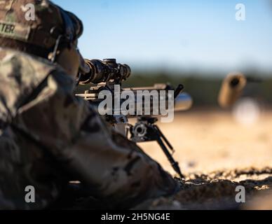 SPC dell'esercito degli Stati Uniti. Graeme Potter assegnato a Delta Company, 1-181st reggimento fanteria, 44th squadra di combattimento di Brigata di fanteria, Guardia Nazionale dell'Esercito del New Jersey, spara un round da un sistema di arma di fucile designato da M110A1-Squad Marksman su base congiunta McGuire-Dix-Lakehurst, N.J., 28 ottobre 2021. I soldati hanno partecipato alla formazione per confermare la precisione e testare le prestazioni complessive del nuovo SDMR. Foto Stock