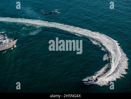 Un elicottero MH-60S Knighthawk assegnato a Helicopter Sea Combat Squadron (HSC) 5 conduce manovre tattiche di volo durante un esercizio antiterrorismo. HSC-5 sarà schierato con la portaerei USS George H.W. Bush e opererà nell'Oceano Atlantico a sostegno delle operazioni navali per mantenere la stabilità e la sicurezza marittima al fine di garantire l'accesso, scoraggiare l'aggressione e difendere gli interessi statunitensi, alleati e partner. (STATI UNITI Foto Navy di Mass Communication Specialist terza classe Novalee Manzella) Foto Stock