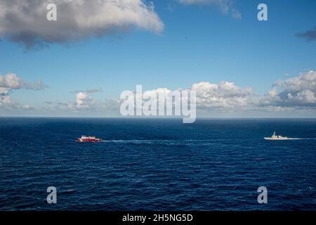 OCEANO ATLANTICO (ott 26, 2021) il rompighiaccio polare USCGC Healy (WAGB 20) e il cacciatorpediniere di missili guidati di classe Arleigh Burke USS Jason Dunham (DDG 109) effettuano un esercizio di passaggio. Lo spiegamento di Healy dimostra l'impegno degli Stati Uniti a garantire un Artico sicuro e sicuro, mentre il personale di taglio viene impiegato per quattro mesi e mezzo per condurre test operativi sul ghiaccio, rafforzare i rapporti con le nazioni partner, proiettare la presenza degli Stati Uniti e proteggere i diritti di sovranità degli Stati Uniti. Jason Dunham opera nell'Oceano Atlantico a sostegno delle operazioni navali per mantenere la stabilità marittima e la sicurezza per l'ENS Foto Stock