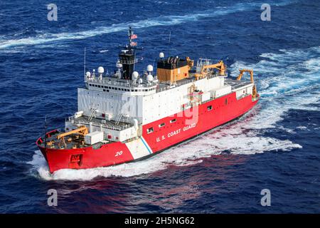 OCEANO ATLANTICO (ott 26, 2021) il rompighiaccio polare USCGC Healy (WAGB 20) e il cacciatorpediniere di missili guidati di classe Arleigh Burke USS Jason Dunham (DDG 109) effettuano un esercizio di passaggio. Healy sta circumnavigando il Nord America a seguito di un transito di passaggio del nord-ovest e di un sostegno alla ricerca scientifica nell'Artico. Jason Dunham opera nell'Oceano Atlantico a sostegno delle operazioni navali per mantenere la stabilità e la sicurezza marittima per garantire l'accesso, scoraggiare l'aggressione e difendere gli Stati Uniti, alleati e partner di interesse. (STATI UNITI Foto Navy di Naval Air Crewman (elicottero) 2a classe Adolfo Figueroa/Rele Foto Stock