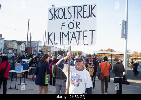 Newark, New Jersey, Stati Uniti. 10 novembre 2021. I dimostranti partecipano a un raduno per l'aria pulita presso il centro comunitario Sharpe James e Kenneth Gibson a Newark, New Jersey. Più tardi i manifestanti marciarono verso l'inceneritore della Passaic Valley nella zona di Newark, in direzione dell'inferro. (Credit Image: © Brian Branch Price/ZUMA Press Wire) Foto Stock