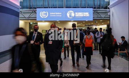 Glasgow, Regno Unito. 9 Nov 2021. Le persone partecipano alla 26a sessione della Conferenza delle parti (COP26) alla Convenzione quadro delle Nazioni Unite sui cambiamenti climatici a Glasgow, Scozia, Regno Unito, 9 novembre 2021. Credit: Han Yan/Xinhua/Alamy Live News Foto Stock