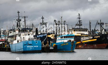 Seattle - 09 novembre 2021; una parte della flotta di pesca dell'Alaska è ormeggiata nel loro porto di Seattle. Le nuvole di tempesta si raccolgono sopra le navi ormeggiate. Foto Stock