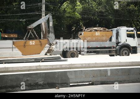 salvador, bahia, brasile - 10 novembre 2021: Camion è visto mettere secchio di metallo per la raccolta dei rifiuti da costruzione in una strada nella città di Salvador. Foto Stock