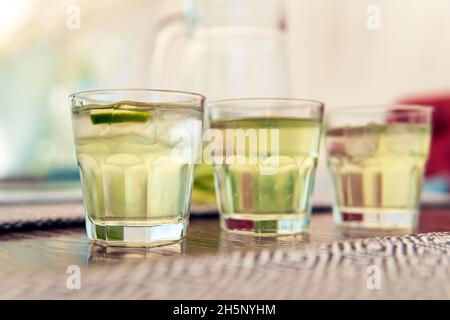 Un bicchiere di limonata. 3 bicchieri di fresca limonata sono su un tavolo di legno in un bar estivo. Limonata fatta in casa Foto Stock
