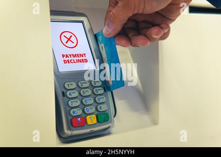 Scorrimento carta di credito non riuscito. Il pagamento è stato rifiutato. Pagamento con carta al terminal. Ho esaurito i soldi sulla mia carta di credito. La banca di debito accou Foto Stock