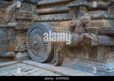 Intagli sulle pareti del tempio di Airavatesvara. Uno degli antichi templi nel sud dell'India. Tamil Nadu, India. Foto Stock