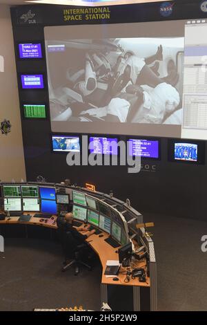 Oberpfaffenhofen, Germania. 11 Nov 2021. Il volo di un razzo SpaceX Falcon 9 è osservato nel Centro di controllo di Columbus al Centro aerospaziale tedesco (DLR) a Oberpfaffenhofen. Per la prima volta in tre anni, Matthias Maurer è un astronauta tedesco nello spazio. L'astronauta di 51 anni dallo stato tedesco della Saarland, insieme a tre colleghi della NASA, ha decollato giovedì con l'aiuto di un razzo Falcon 9 a bordo di un Crew Dragon da Cape Canaveral Cosmodrome, nello stato americano della Florida, alla International Space Station (ISS). Credit: Felix Hörhager/dpa/Alamy Live News Foto Stock