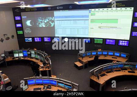 Oberpfaffenhofen, Germania. 11 Nov 2021. Il volo di un razzo SpaceX Falcon 9 è osservato nel Centro di controllo di Columbus al Centro aerospaziale tedesco (DLR) a Oberpfaffenhofen. Per la prima volta in tre anni, Matthias Maurer è un astronauta tedesco nello spazio. L'astronauta di 51 anni dallo stato tedesco della Saarland, insieme a tre colleghi della NASA, ha decollato giovedì con l'aiuto di un razzo Falcon 9 a bordo di un Crew Dragon da Cape Canaveral Cosmodrome, nello stato americano della Florida, alla International Space Station (ISS). Credit: Felix Hörhager/dpa/Alamy Live News Foto Stock