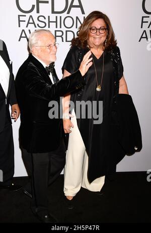 Fern Mallis (a destra) in arrivo per il CFDA Fashion Awards 2021 Credit: Jennifer Greylock/Alamy Live News Foto Stock