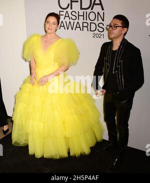 Ha disegnato Barrymore e Christian Siriano in arrivo per il CFDA Fashion Awards 2021 Credit: Jennifer Greylock/Alamy Live News Foto Stock