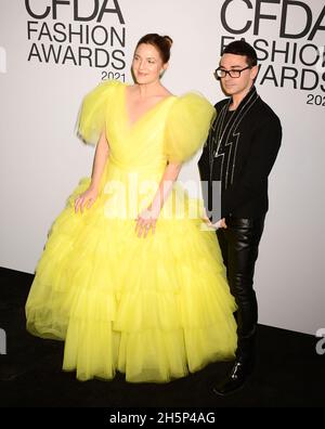 Ha disegnato Barrymore e Christian Siriano in arrivo per il CFDA Fashion Awards 2021 Credit: Jennifer Greylock/Alamy Live News Foto Stock