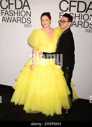 Ha disegnato Barrymore e Christian Siriano in arrivo per il CFDA Fashion Awards 2021 Credit: Jennifer Greylock/Alamy Live News Foto Stock