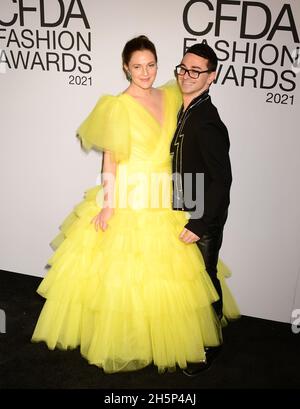 Ha disegnato Barrymore e Christian Siriano in arrivo per il CFDA Fashion Awards 2021 Credit: Jennifer Greylock/Alamy Live News Foto Stock