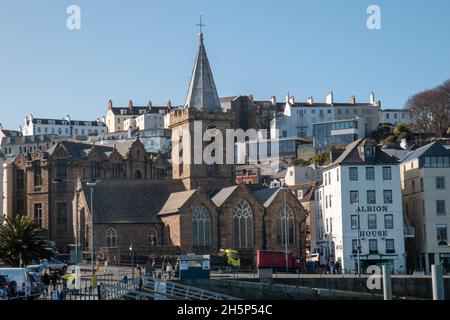 Vista della chiesa di San Pietro Port dal molo albert su Guernsey, Isole del canale Foto Stock