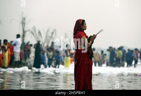 New Delhi, India. 10 novembre 2021. Un devotee indù offre una preghiera durante Chhath Puja festival sulla riva del fiume Yamuna a Nuova Delhi, India, 10 novembre 2021. Credit: Partha Sarkar/Xinhua/Alamy Live News Foto Stock