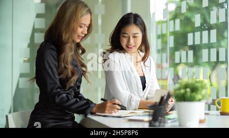 Buone donne d'affari che lavorano e preparano informazioni che devono essere negoziate con un potenziale partner. Foto Stock