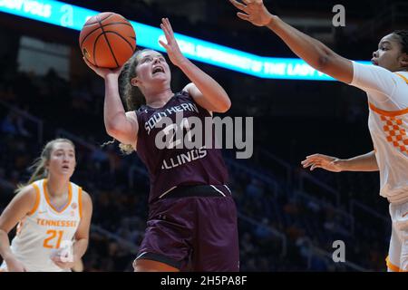 10 novembre 2021: Payton McCallister #21 del Southern Illinois Salukis spara la palla durante la partita di pallacanestro NCAA tra l'Università del Tennessee Lady Volunteers e la Southern Illinois University Salukis alla Thompson-Boling Arena a Knoxville TN Tim Gangloff/CSM Foto Stock