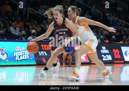 10 novembre 2021: Payton McCallister #21 della Southern Illinois Salukis guida al basket contro Tess Darby #21 della Tennessee Lady VOL durante la partita di pallacanestro NCAA tra la University of Tennessee Lady Volunteers e la Southern Illinois University Salukis alla Thompson-Boling Arena a Knoxville TN Tim Gangloff/CSM Foto Stock