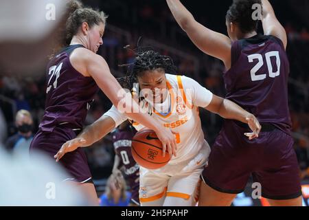 10 novembre 2021: Keyen Green #13 del Tennessee Lady VOLs cerca di guidare al basket contro Gabby Walker #20 e Payton McCallister #21 del Southern Illinois Salukis durante la partita di pallacanestro NCAA tra l'University of Tennessee Lady Volunteers e la Southern Illinois University Salukis a Thompson-Boling Arena a Knoxville Tim Tim Gangloff/CSM Foto Stock