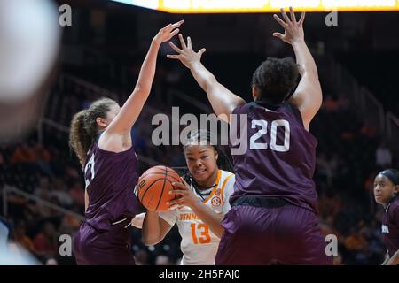 10 novembre 2021: Keyen Green #13 del Tennessee Lady VOLs cerca di guidare al basket contro Gabby Walker #20 e Payton McCallister #21 del Southern Illinois Salukis durante la partita di pallacanestro NCAA tra l'University of Tennessee Lady Volunteers e la Southern Illinois University Salukis a Thompson-Boling Arena a Knoxville Tim Tim Gangloff/CSM Foto Stock