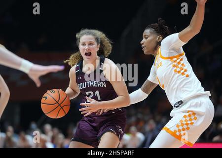 10 novembre 2021: Payton McCallister #21 del Southern Illinois Salukis porta la palla in campo contro Alexus Dye #2 del Tennessee Lady VOL durante la partita di pallacanestro NCAA tra la University of Tennessee Lady Volunteers e la Southern Illinois University Salukis alla Thompson-Boling Arena di Knoxville TN Tim Gangloff/CSM Foto Stock