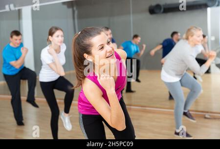 Giovane donna che gode di danze attive Foto Stock