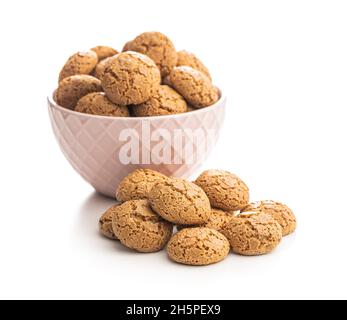 Biscotti amaretti in ciotola. Dolci biscotti di mandorle italiane isolati su sfondo bianco. Foto Stock