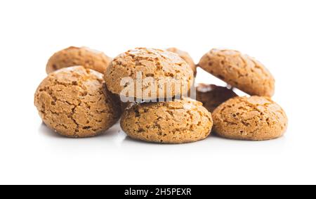 Biscotti amaretti. Dolci biscotti di mandorle italiane isolati su sfondo bianco. Foto Stock