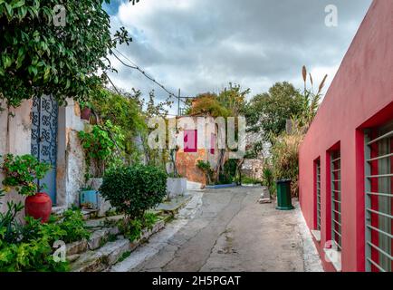 Anafiotika, un piccolo quartiere panoramico di Atene, Grecia, parte del vecchio quartiere storico di Plaka, nel lato nord-est della collina dell'Acropoli Foto Stock