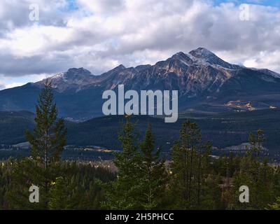 Vista sulla valle del fiume Athabasca nel Jasper National Park, Alberta, Canada in un giorno nuvoloso nella stagione autunnale con la vetta innevata della montagna della Piramide. Foto Stock