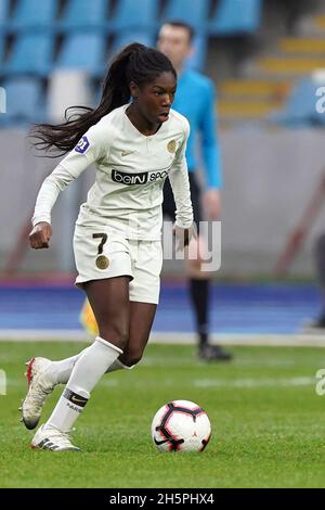 File photo datato 13 gennaio 2019 di Aminata Diallo durante la partita della Divisione Donne 1 tra Lille e PSG allo stadio Lille Metropole di Villeneuve-d'Ascq, Francia. Il centrocampista PSG Aminata Diallo è stato arrestato in seguito ad un attacco contro il compagno di squadra PSG Kheira Hamraoui. L’Equipe riferisce che l’attacco è avvenuto dopo un raduno di squadra il 4 novembre. Hamraoui ha partecipato a un pasto di squadra in un ristorante vicino Bois de Boulogne a Parigi, e ha fatto ritorno a casa con alcuni compagni di squadra, tra cui Diallo, che stava guidando, un parente di Hamraoui ha raccontato al quotidiano francese. Verso le 22:00, due uomini mascherati Foto Stock