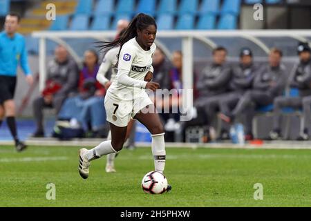 File photo datato 13 gennaio 2019 di Aminata Diallo durante la partita della Divisione Donne 1 tra Lille e PSG allo stadio Lille Metropole di Villeneuve-d'Ascq, Francia. Il centrocampista PSG Aminata Diallo è stato arrestato in seguito ad un attacco contro il compagno di squadra PSG Kheira Hamraoui. L’Equipe riferisce che l’attacco è avvenuto dopo un raduno di squadra il 4 novembre. Hamraoui ha partecipato a un pasto di squadra in un ristorante vicino Bois de Boulogne a Parigi, e ha fatto ritorno a casa con alcuni compagni di squadra, tra cui Diallo, che stava guidando, un parente di Hamraoui ha raccontato al quotidiano francese. Verso le 22:00, due uomini mascherati Foto Stock