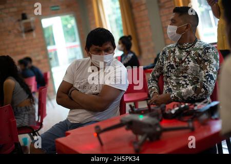 Porto Velho, Brasile. 12 settembre 2021. Persone di diverse etnie indigene partecipano a un corso di droni offerto dalla ONG "Associação de Defesa Etnoambiental Kanindé" e dall'organizzazione per la protezione ambientale WWF. "Lo scopo del corso è che le popolazioni indigene stesse registrino intrusioni e crimini ambientali come prospezione illegale dell'oro, deforestazione e incendi", afferma il coordinatore Valle di 'Kanindé'. (A dpa 'Indigenous People in Brazil Defend their Land with droni') Credit: Fernando Souza/dpa/Alamy Live News Foto Stock