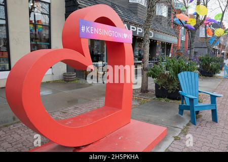 Cuore rosso con #kensingtonlove, un'installazione d'arte per una celebrazione dell'amore, dell'inclusività e della comunità a Kensington Village, Calgary, Alberta Foto Stock