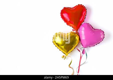 Set di tre cuore gonfiabile in rosso, viola, rosa opaco colore isolato su sfondo bianco Flat Lay Top vista scheda vacanza Happy San Valentino Foto Stock